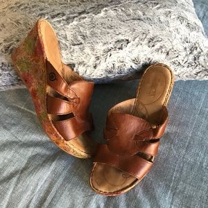 Born brown wedge with flower design on side